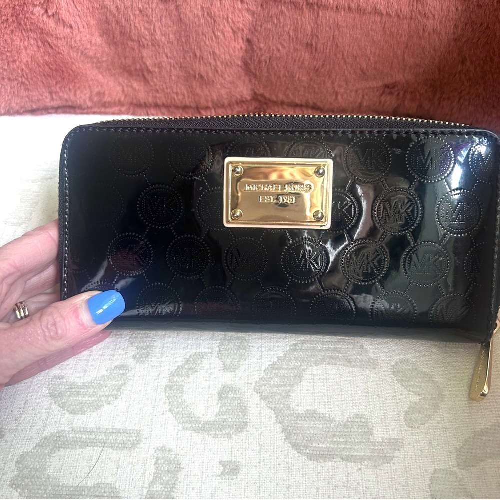 Michael Kors Black Patent Leather Wallet with Gold Logo - Picture 6 of 6